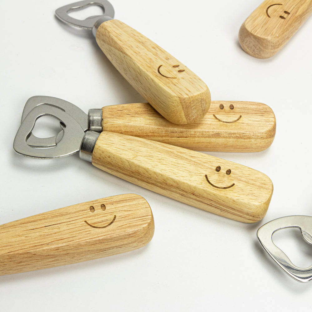 Houten flessenopeners met gravering (per 10st.) – De Kaartjesfabriek Houten flessenopeners met gravering (per 10st.) – De Kaartjesfabriek