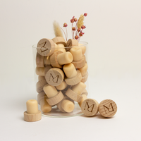 Houten wijndoppen met gravering