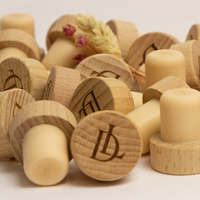 Houten wijndoppen met gravering