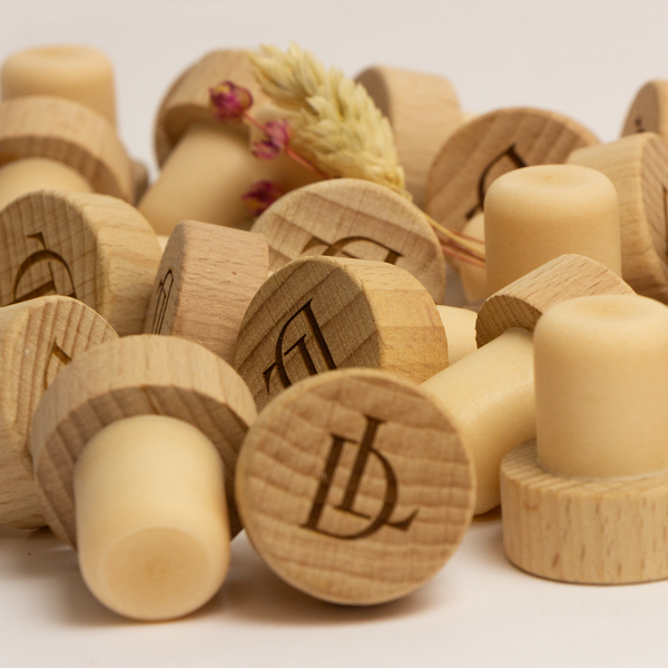 Houten wijndoppen met gravering