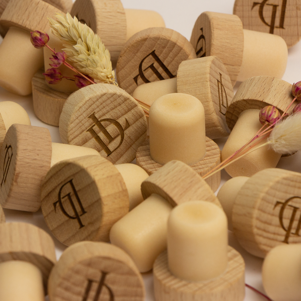 Houten wijndoppen met gravering