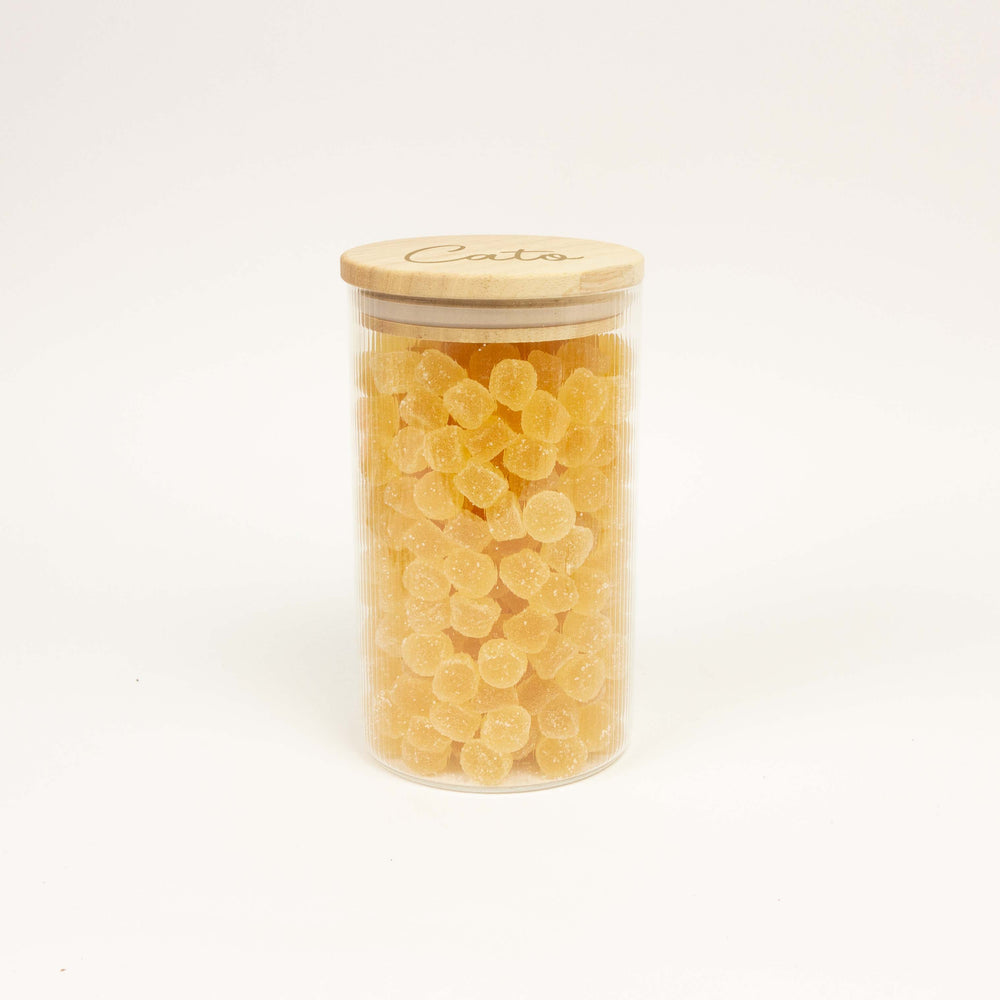 Glazen uitdeelpot geribbeld met houten deksel met gravering