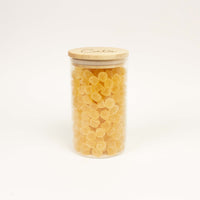 Glazen uitdeelpot geribbeld met houten deksel met gravering