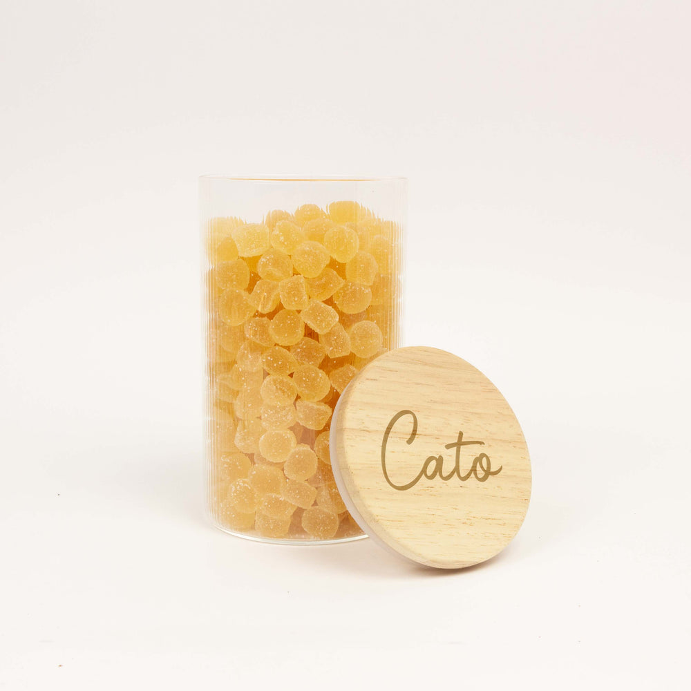 Glazen uitdeelpot geribbeld met houten deksel met gravering