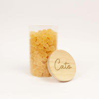 Glazen uitdeelpot geribbeld met houten deksel met gravering