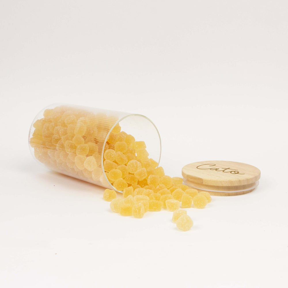 Glazen uitdeelpot geribbeld met houten deksel met gravering