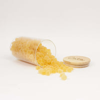 Glazen uitdeelpot geribbeld met houten deksel met gravering