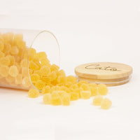 Glazen uitdeelpot geribbeld met houten deksel met gravering