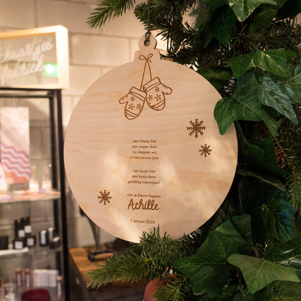 Houten nieuwjaarsbrief kerstbol