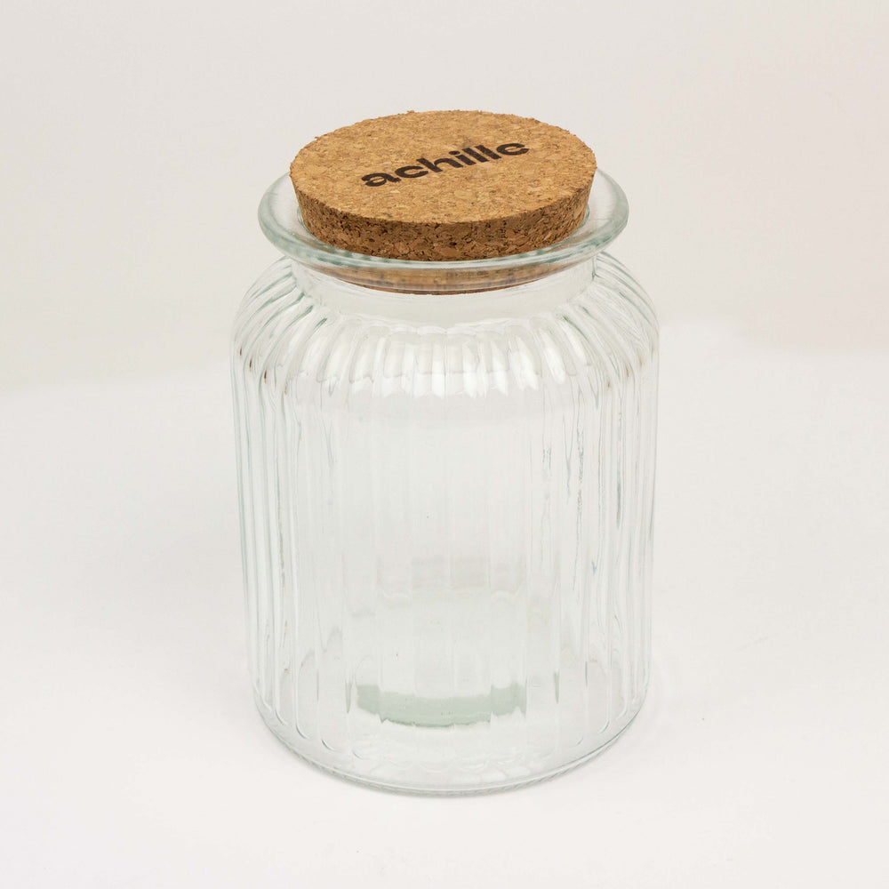 Glazen bokaal geribbeld met kurk deksel en gravering - 1000ml.