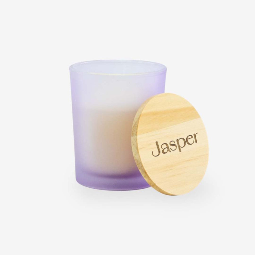 Geurkaars met houten deksel met gravering