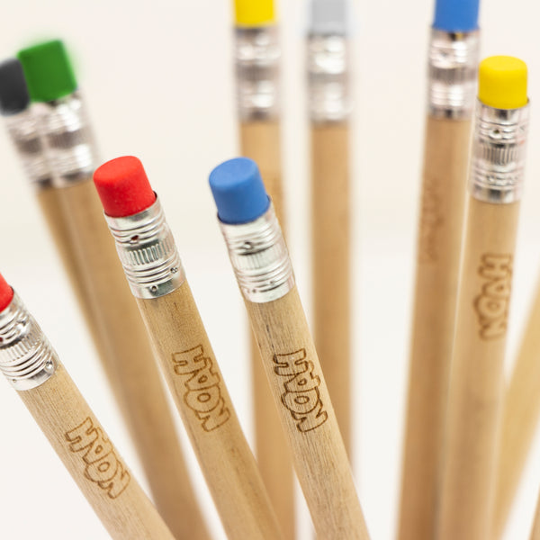 Houten potlood met gekleurde gom en gravering